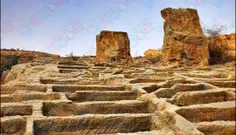 در شهر باستانی سیراف در استان بوشهر، دخمه‌هایی وجود دارند