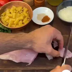 پاستا مرغ با سس گوجه فرنگی 