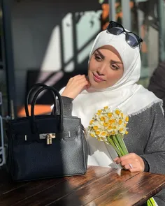 نیلوفر خانم به مردم فلسطین گل نرگس هدیه میدهد