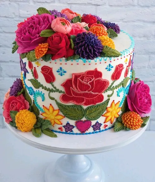 قنادی که کیک های آن با گل های طبیعی مو نمی زند 😋🎂