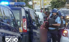 🔻 موهای دختر معترض فرانسوی در دستان پلیس مهربان فرانسوی!