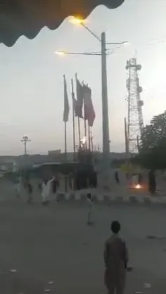 لحظه اذان با گفتن ماشاالله پرچم منقش به 'الله' را آتش زدن