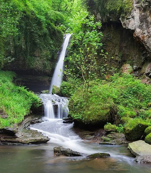 آبشار زمرد واقع در شهر حویق استان گیلان یکی از زیباترین آ