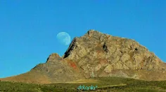 کوهی در جاده ملایر در حال بلعیدن ماه که با کمی دقت در آن 
