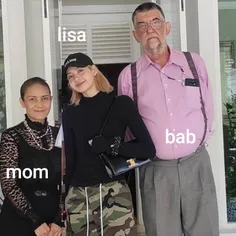 لالیسا در کنار پدر و مادرش 