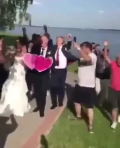یک عروس و داماد آلمانی در آلمان در حال انجام مراسم بودند 