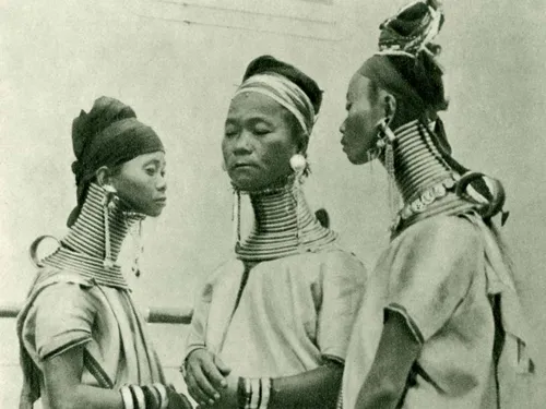 در سال ۱۹۳۵ میلادی، سه زن از قبیله Kayan Lahwi از کشور بر