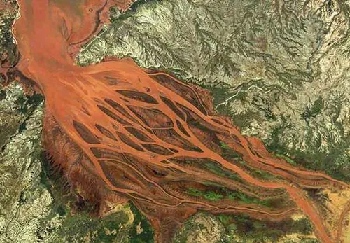 رودخانه عجیبی که قرمز رنگ است! رود بتسیبوکا به طول ۵۲۵ کی