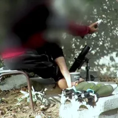 رزمنده فلسطینی در حال نوشیدن چای و شلیک خمپاره به سمت 