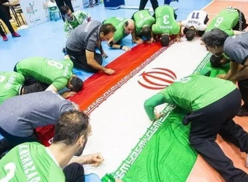 بوسیدن پرچم ایران توسط تیم ملی والیبال نشسته
بعد از قهرمانی جهان.