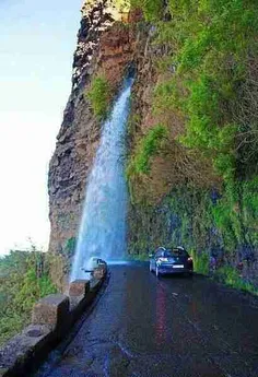 اینم آبشاری دقیقا وسط جاده..