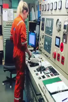 مهندس کنترل برق کشتی 