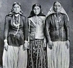 این تصویر ، دختران بالای شهر و پولدار تهرانی در دوره قاجا