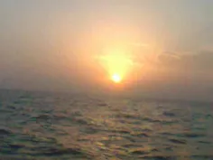 نمای از غروب خورشید از دریا عمان