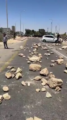 شهرک‌نشینان صهیونیست با قرار دادن تکه‌های سنگ در مسیر عبو