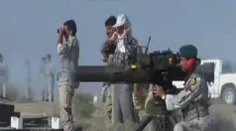 تصویر تکاور ارتش که با #موشک_تاو یک فروند شناور هدف رو در