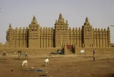 عظیم ترین مسجد خشتی جهان در آفریقا قرار دارد. این مسجد با