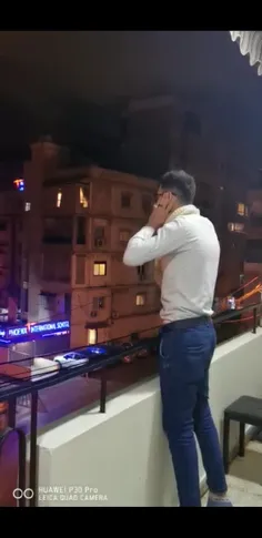 دیشب مرد جوانی از تراس خونه اش در قاهره مصر با صدای زیباش