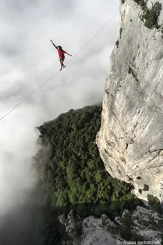 «تئو سنسون» در حال راه رفتن روی طنابی به طول 280 فوت در ا
