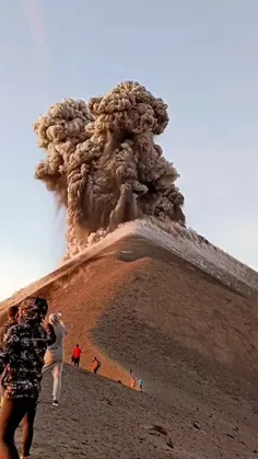 گردشگران و افراد محلی در حال تماشای فوران گدازه ها از آتش