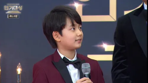 مصاحبه مجری در مراسم KBS Awards با بازیگر خردسال که نقش ج
