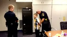 عملیات دستگیری پسر بچه ۹ ساله توسط پلیس وحشی آمریکا