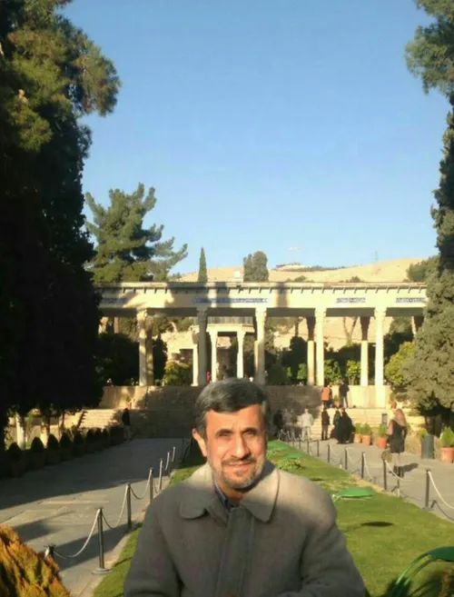 دکتر احمدی نژاد در حافظیه