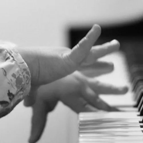 سیاه و سفید دست پیانو بچه