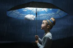 تصویر پس زمینه دختر بچه با چتر