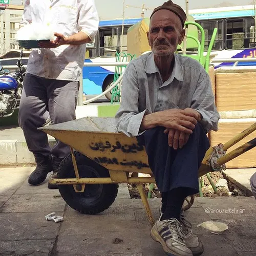 Having a break in a wheelbarrow. Seen in Tajrish. | 12 Au