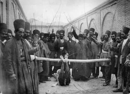 فلک کردن یک مجرم در زمان قاجار