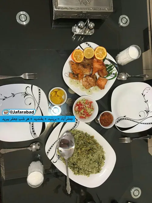 یه خانومی اومده از میز غذاش عکس گرفته فرستاده واسه دوستاش