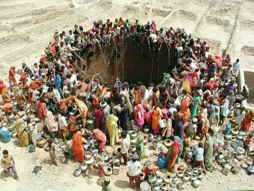 کشیدن آب از چاه در گاجارات هند