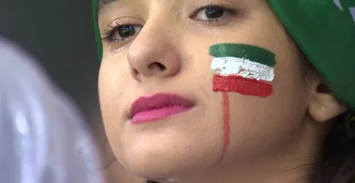 گریه یک هوادار ایرانی در استادیوم کاران