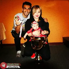 حسین ماهینی وهمسر و دخترش درکنار جام قهرمانی