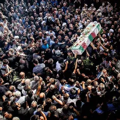 People are carrying a martyr's coffin on their shoulders,