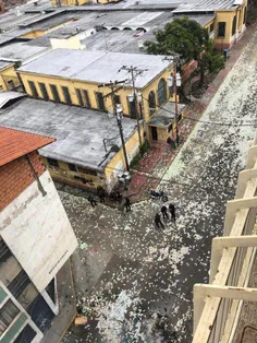 صحنه ای از اسکناس های بی ارزش در کاراکاس در کف خیابان ها