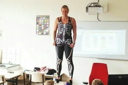 معلم زن هلندی برای آموزش بهتربا لباس نقاشی شده به تدریس م