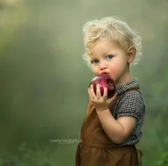 پسرکی دو سیب در دست داشت