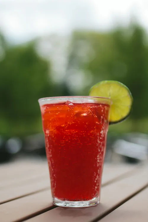 نوشیدنی خنک توت فرنگی خوشمزه حس خوب
