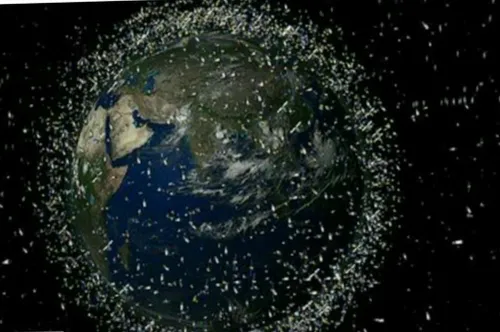 ده ها هزار قطعه از ماهواره های قدیمی و موشکها مانند پیچ و