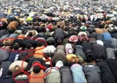 اینا دارن نماز می خونن؟؟