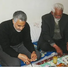 حاج قاسم سلیمانی در کنار پدر شهید،سردار حاج علی محمدی پور