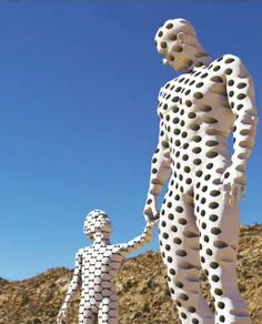 مجسمه پسر از تکه های برگرفته از مجسمه پدر ساخته شده تا زن