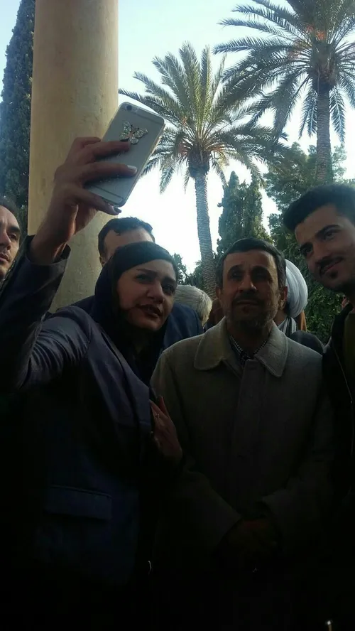 دکتر محمود احمدی نژاد در حافظیه شیراز و استقبال اقشار مخت