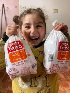 شادی جالب یک کودک فلسطینی در نوار غزه پس از دریافت دو مرغ