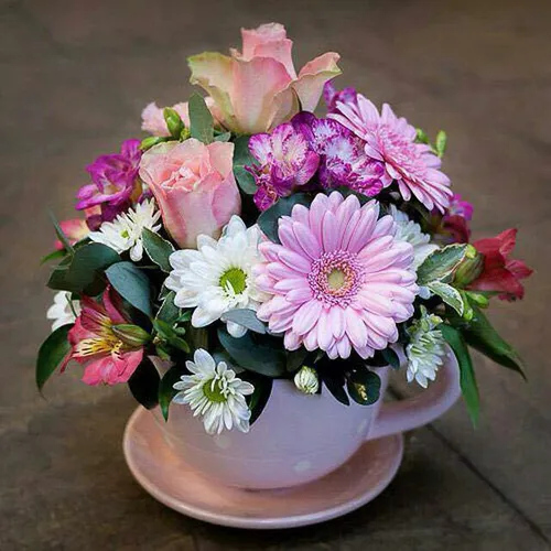 یک گلدان گلهای زیبا