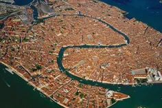ونیز ایتالیا از 118 جزیره تشکیل شده است و دارای 400 پل اس