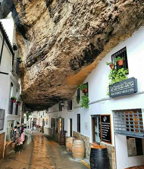 شهری در اسپانیا که زیر صخره ساخته شده است.
