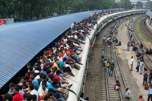 شلوغی بیش از حد قطارهای مسافربری بنگلادش